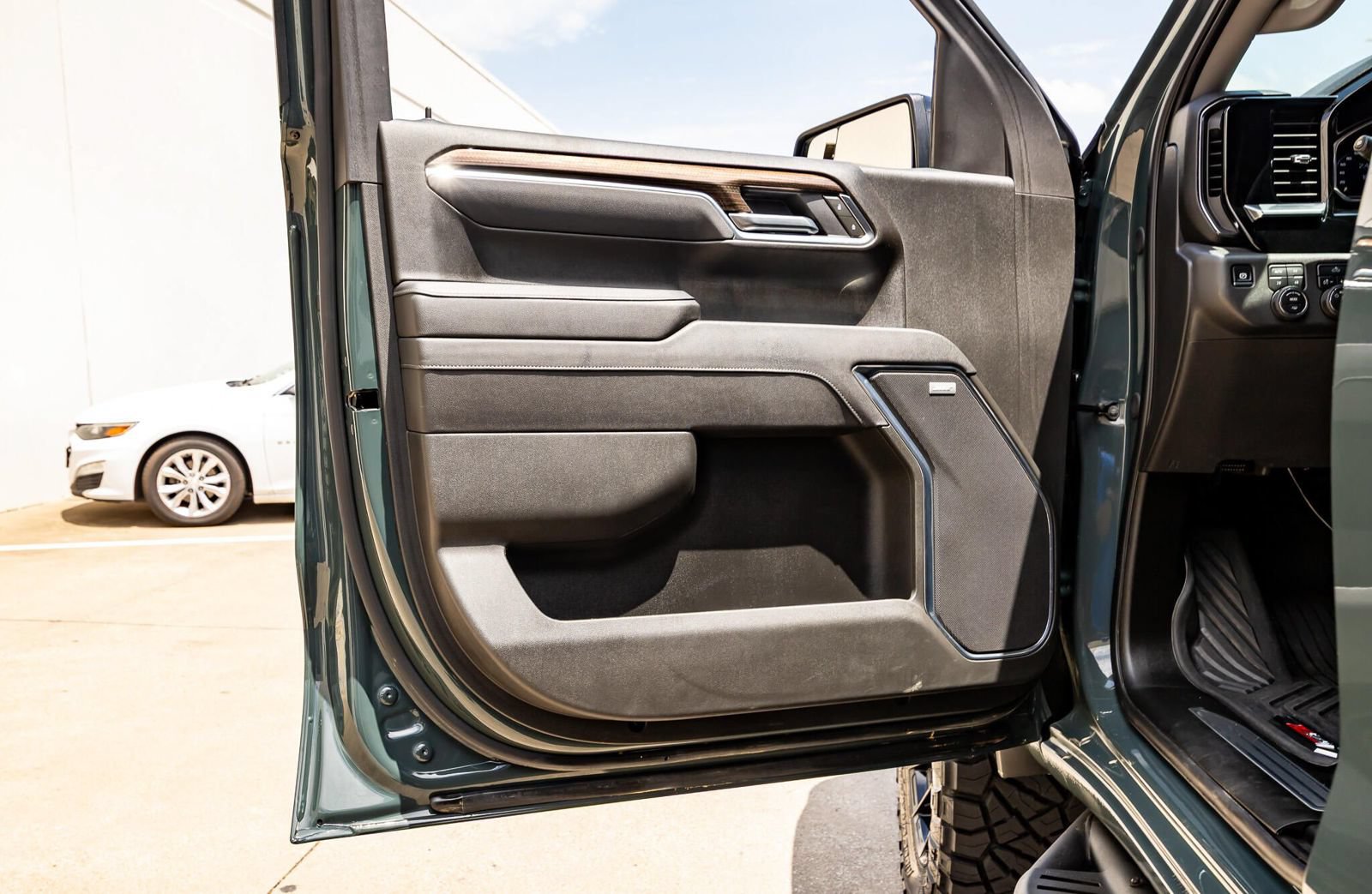 Used 2025 Chevrolet Silverado 1500 LT Trail Boss w/ Convenience Package II AWD/4WD image 44