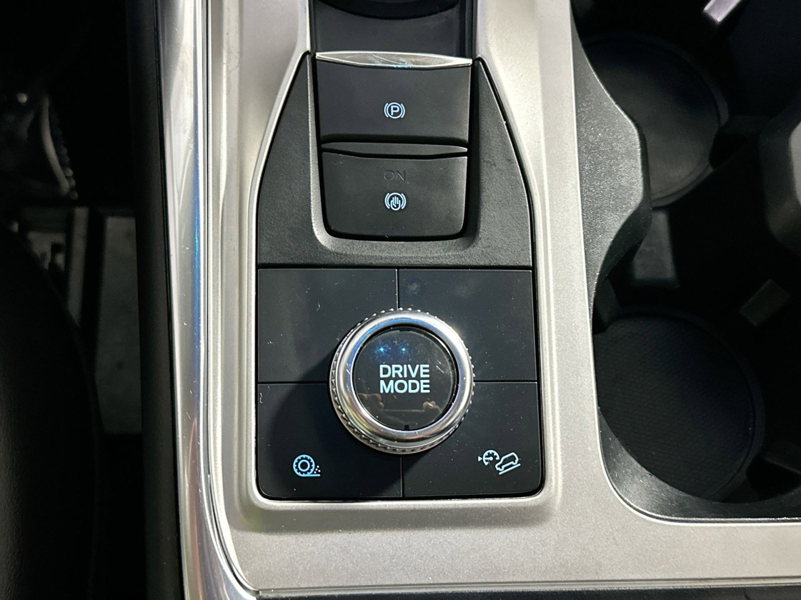 Used 2022 Ford Explorer XLT w/ Equipment Group 202A image 27