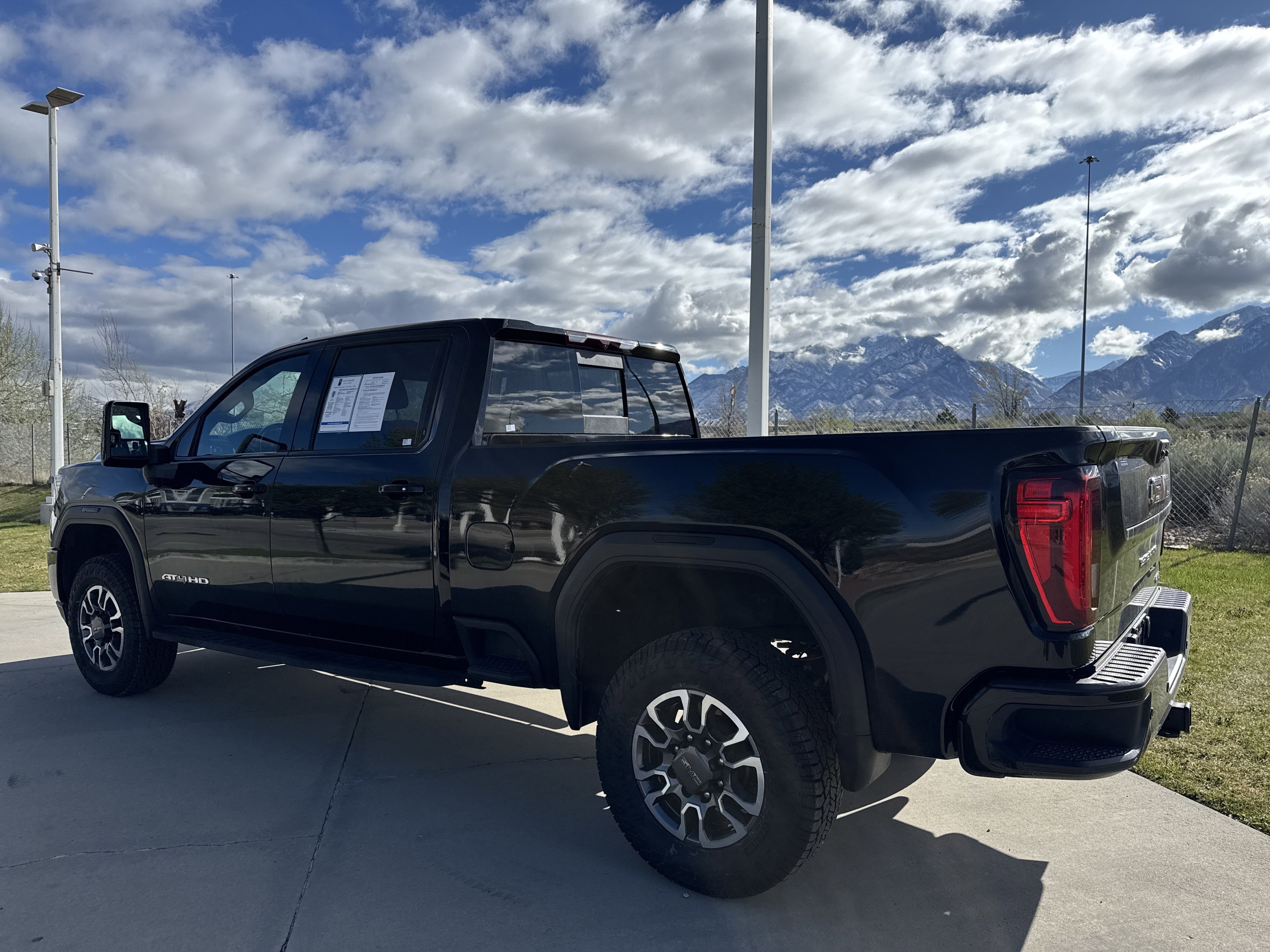 Used 2022 GMC Sierra 2500 AT4 w/ AT4 Preferred Package AWD/4WD image 3