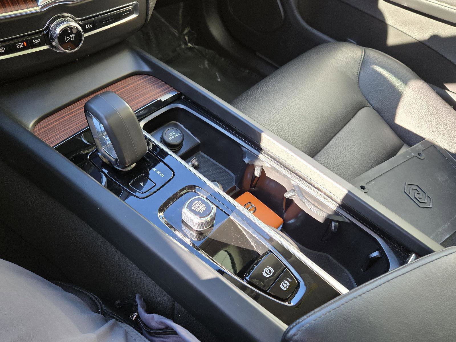 Used 2024 Volvo XC60 B5 Plus image 25