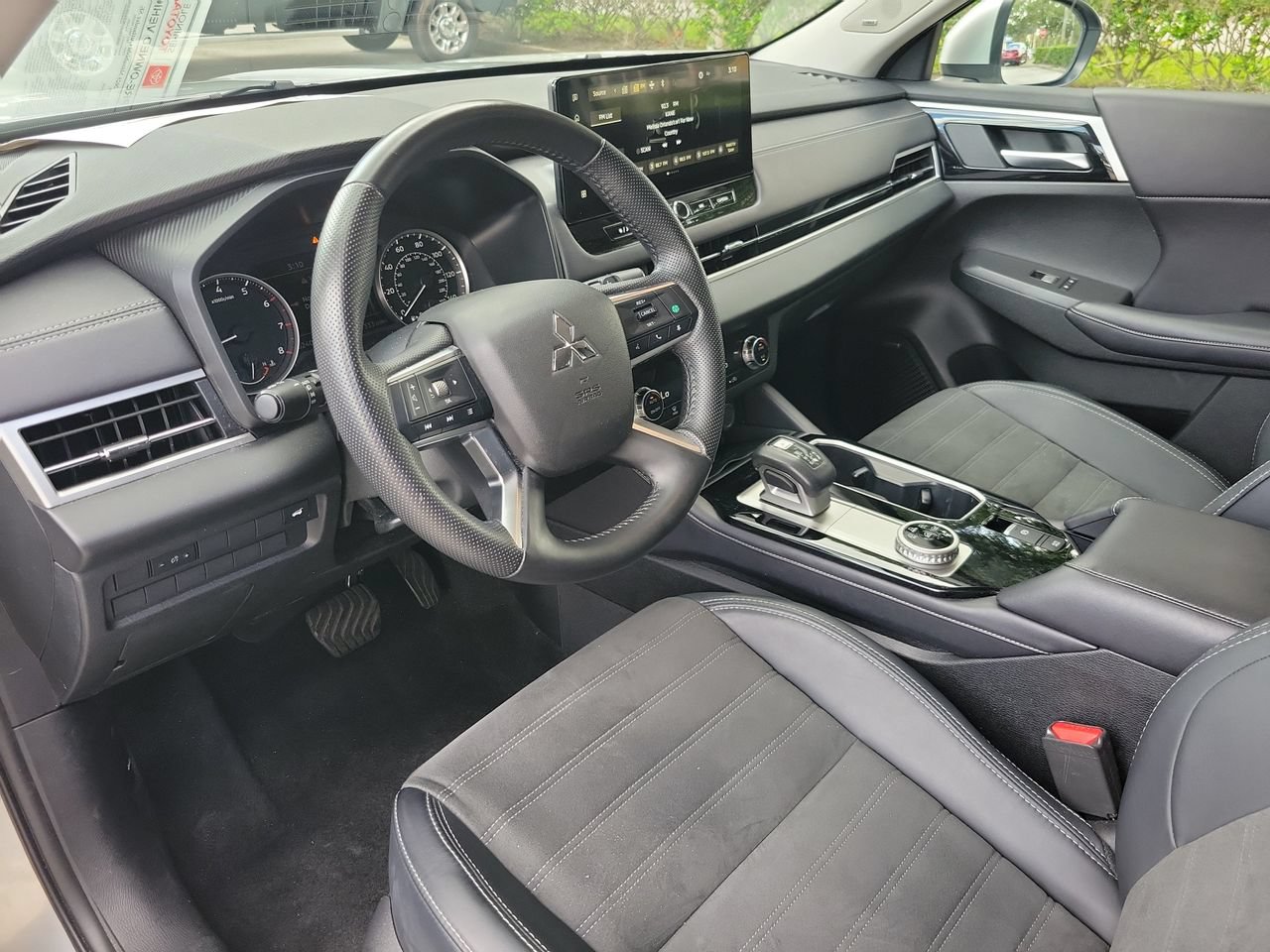 Used 2025 Mitsubishi Outlander SE FWD image 16
