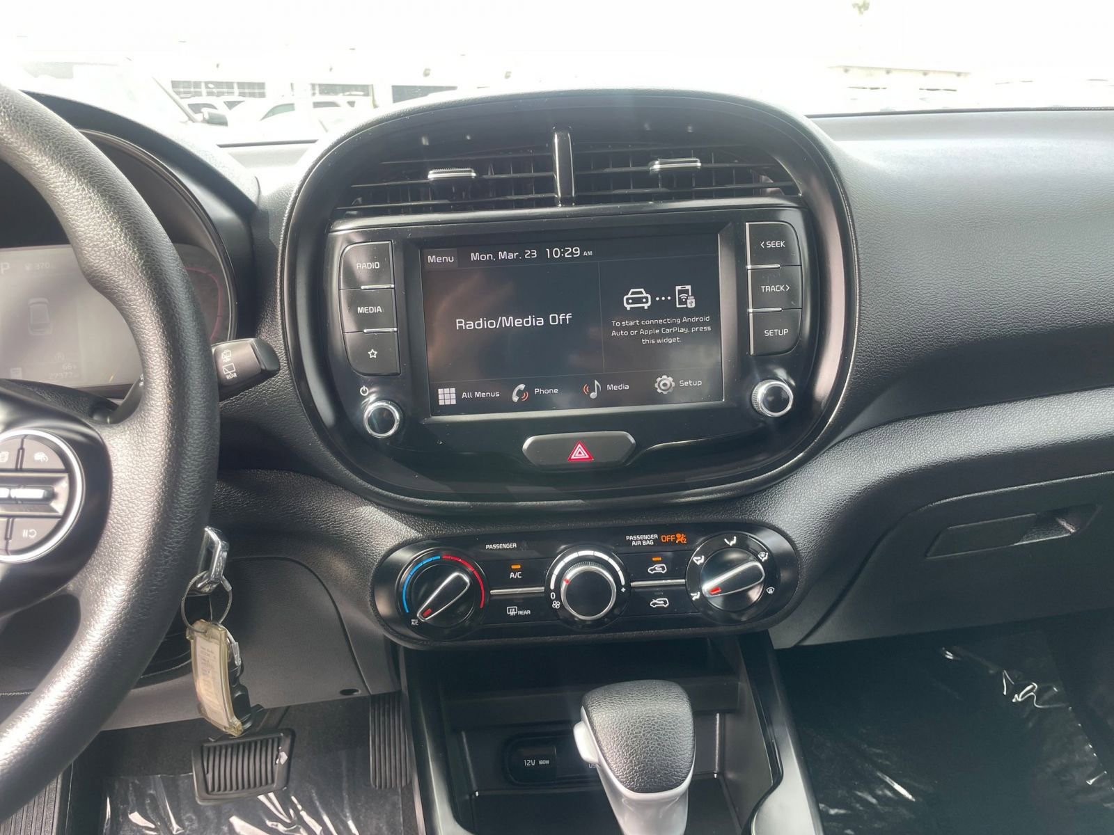 Used 2025 Kia Soul LX w/ LX Technology Package FWD image 17