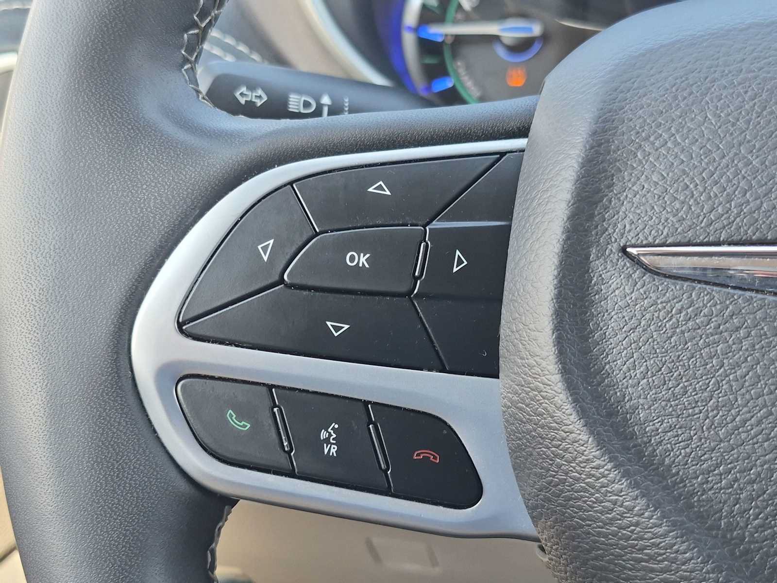 Used 2023 Chrysler Pacifica Touring-L FWD image 21