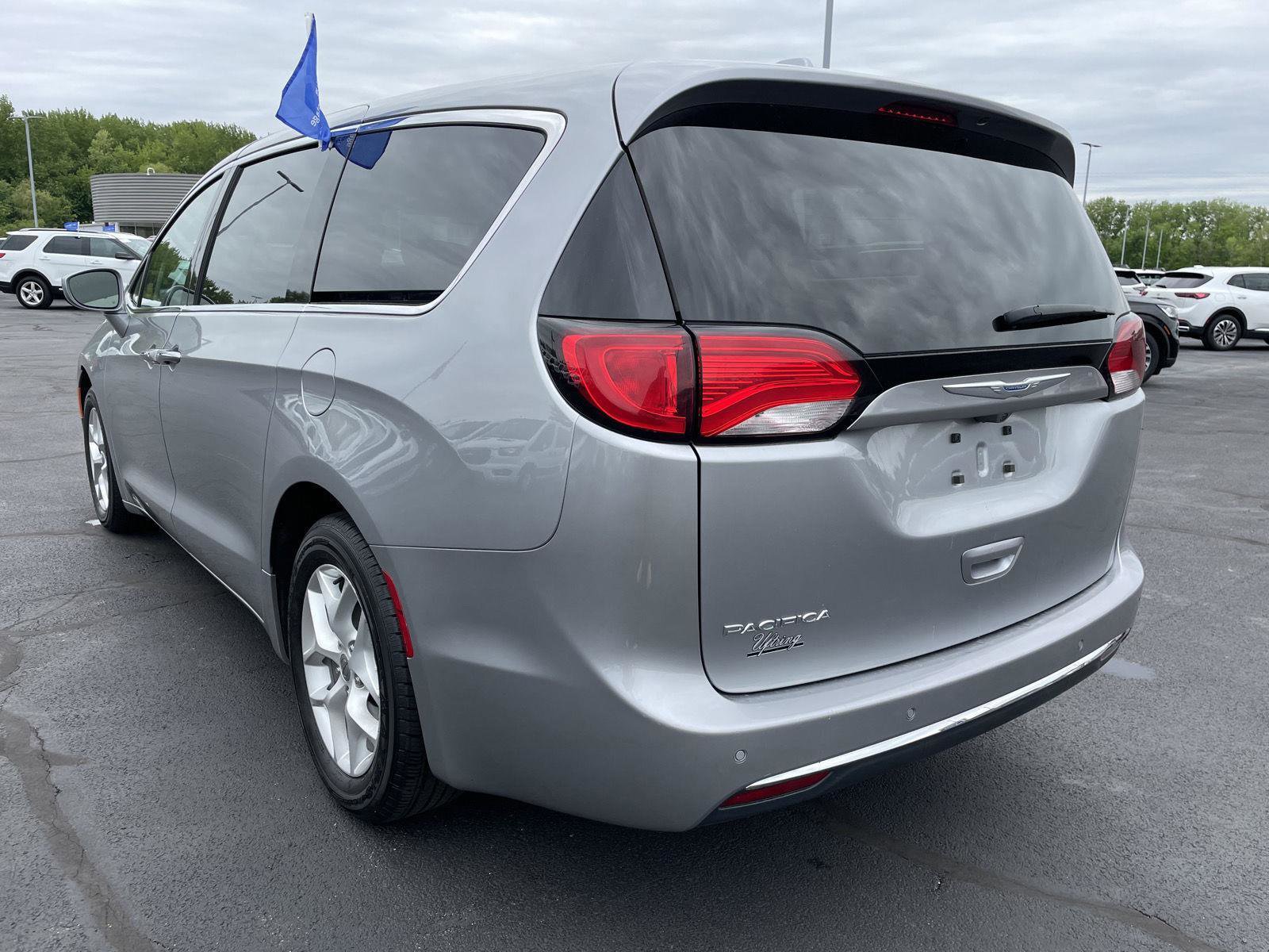 Used 2018 Chrysler Pacifica Touring Plus w/ Tire & Wheel Group FWD image 3