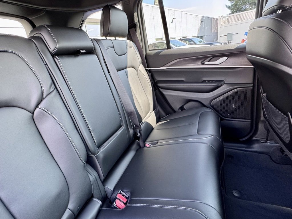 New 2025 Jeep Grand Cherokee Limited w/ Black Appearance Package image 22