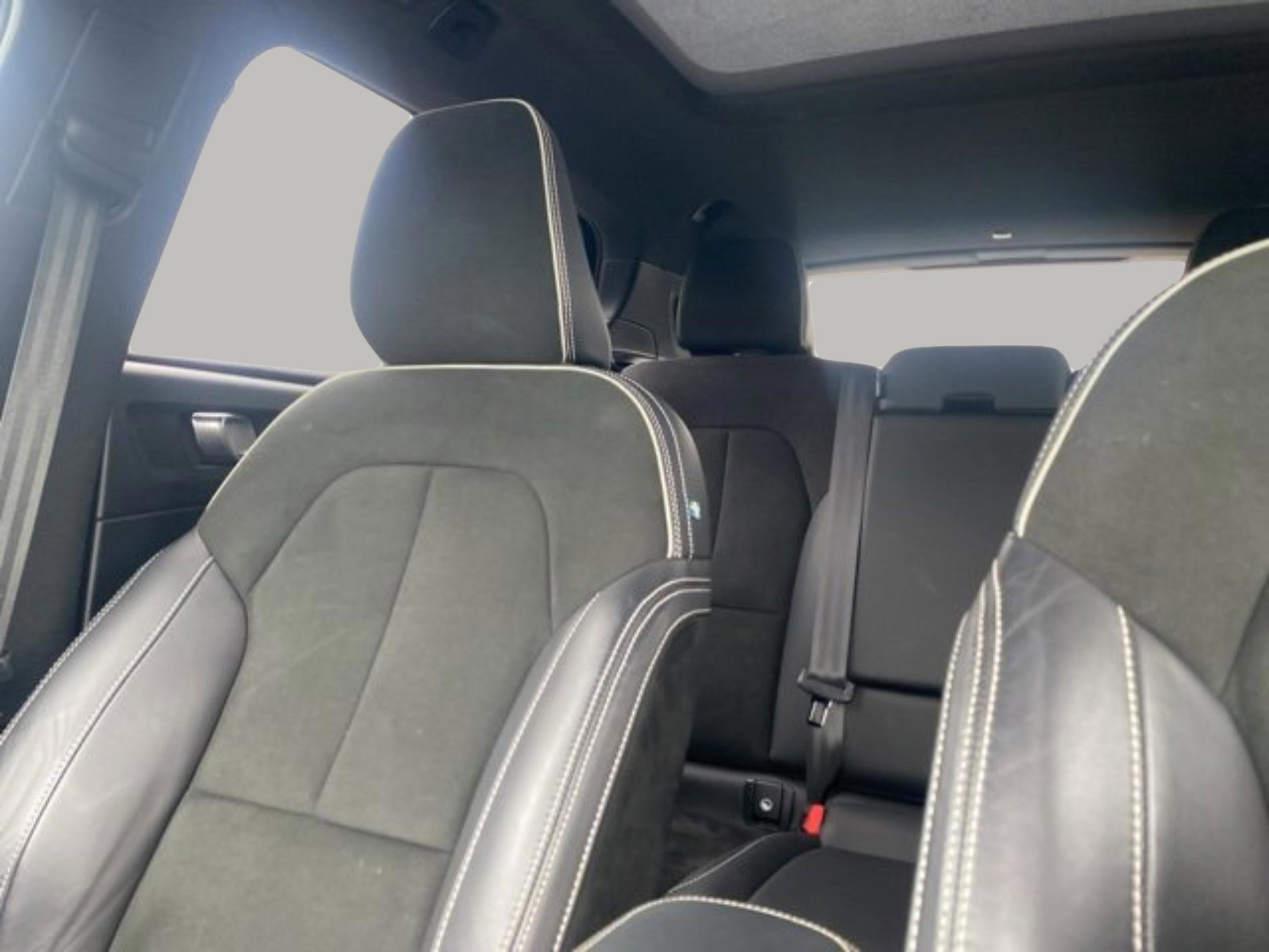 Used 2022 Volvo XC40 T4 R-Design w/ Climate Package image 29