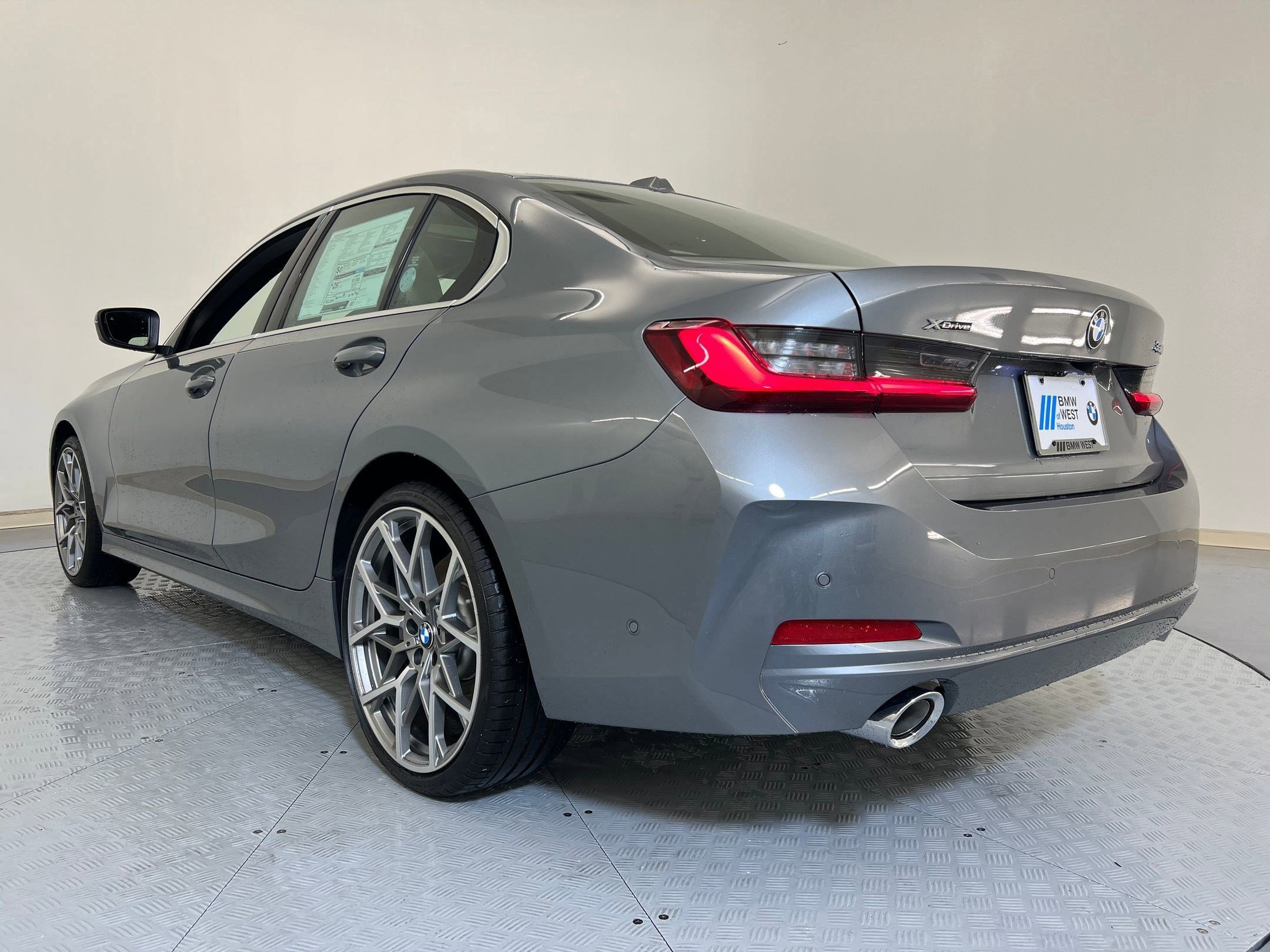 Used 2025 BMW 330i xDrive Sedan w/ Premium Package AWD/4WD image 3