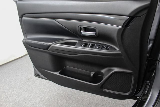 Used 2020 Mitsubishi Outlander SE FWD image 14