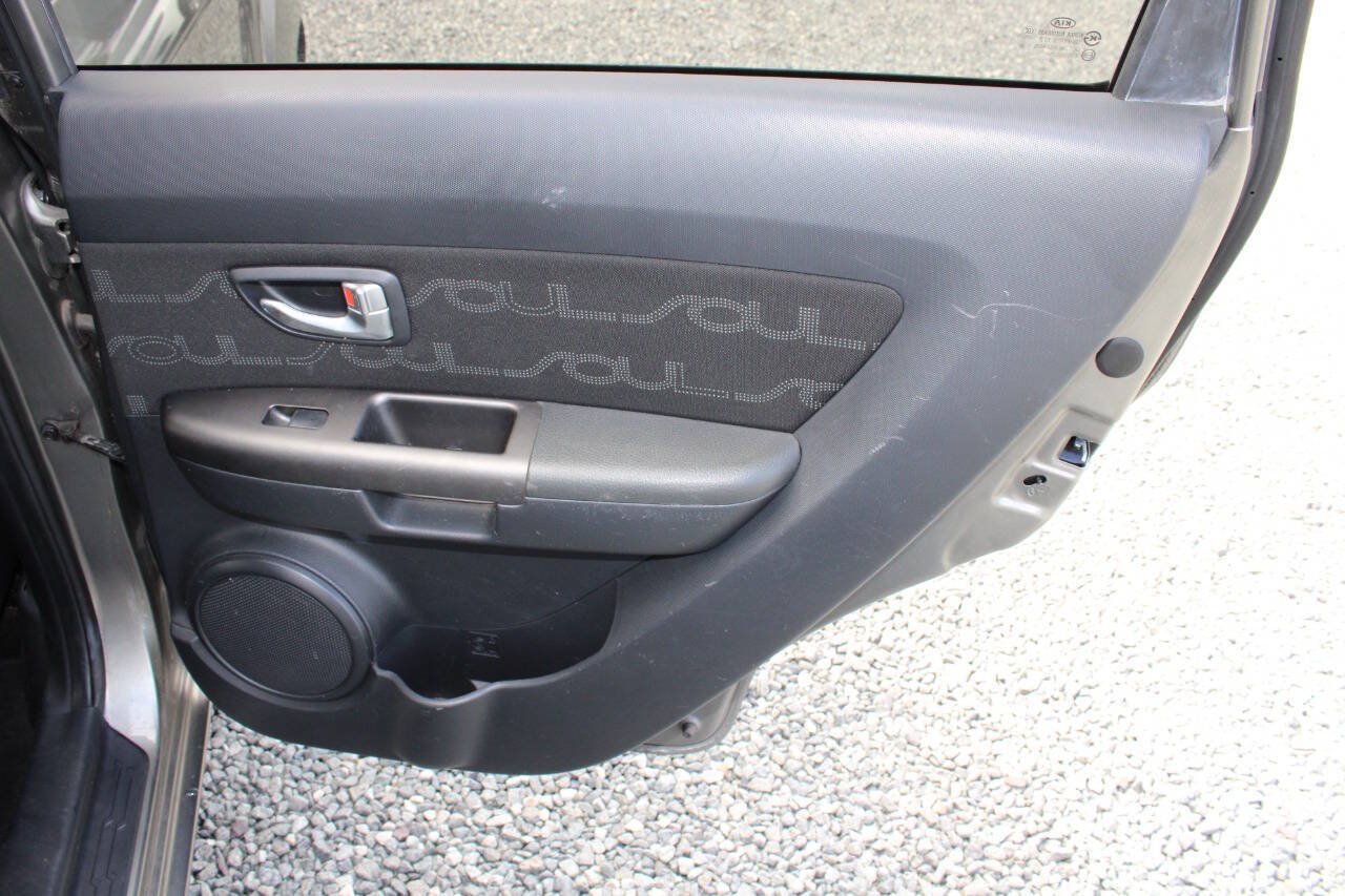 Used 2013 Kia Soul + FWD image 21