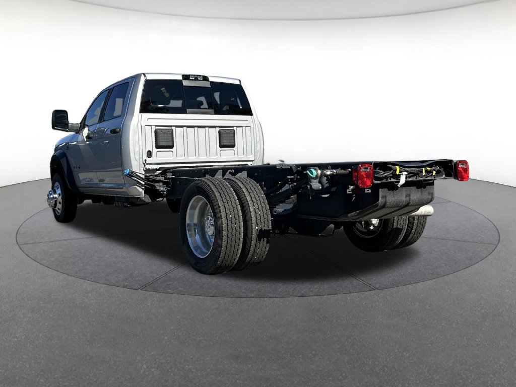 New 2026 RAM 4500 4x4 Crew Cab DRW image 3