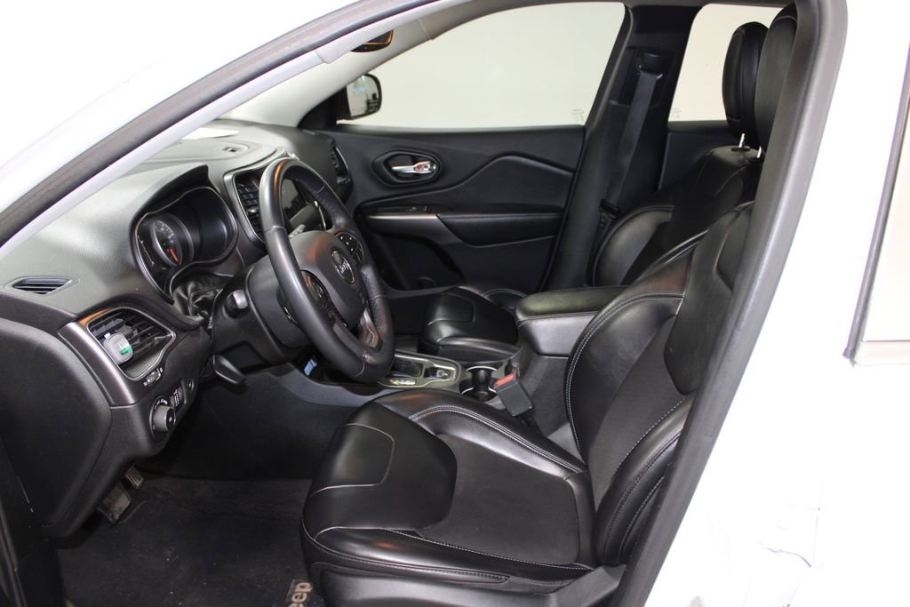 Used 2019 Jeep Cherokee Latitude Plus w/ Comfort/Convenience Group image 17