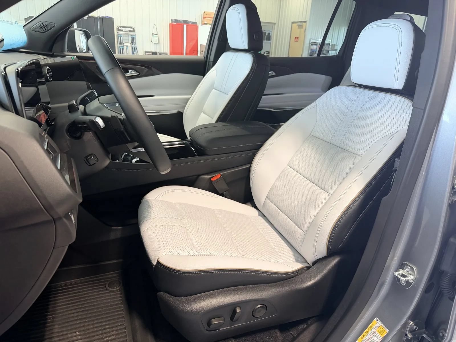 Used 2025 Chevrolet Traverse High Country w/ LPO, Cargo Package AWD/4WD image 11