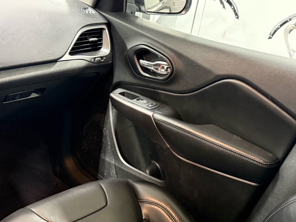 Used 2019 Jeep Cherokee Latitude Plus image 12