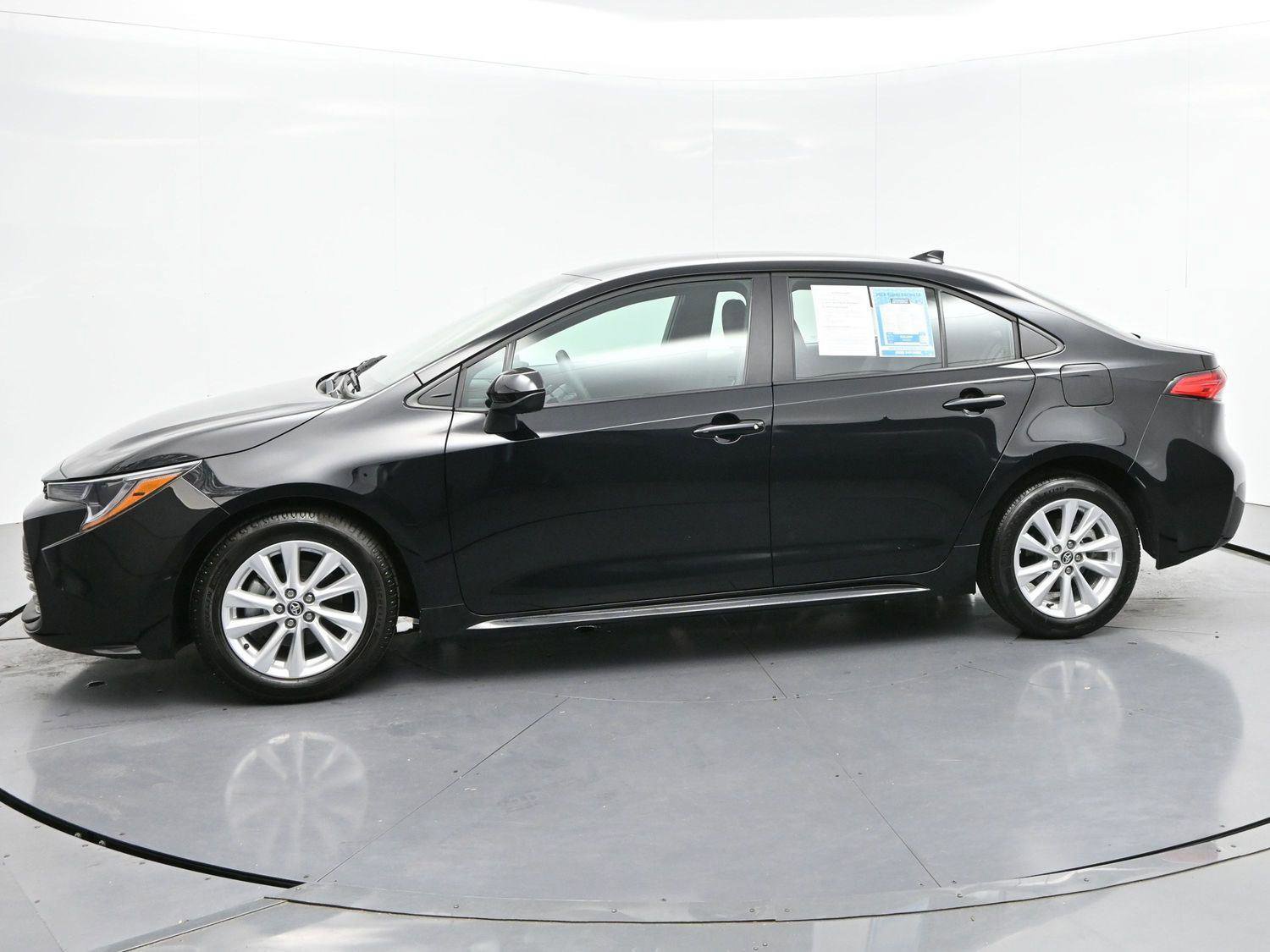 Used 2024 Toyota Corolla LE w/ LE Convenience Package image 4