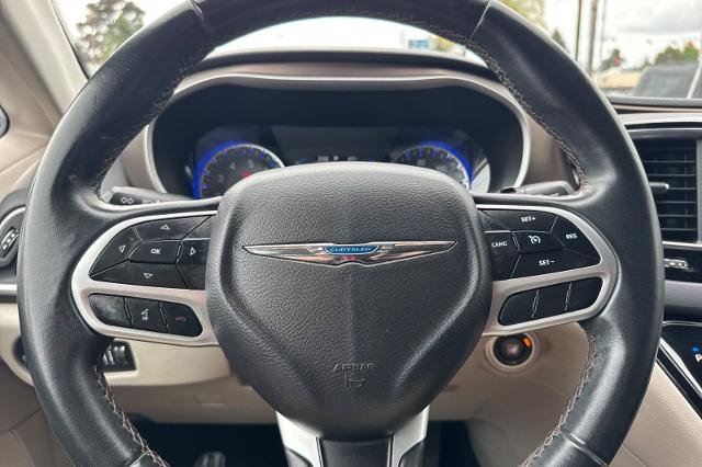 Used 2018 Chrysler Pacifica Touring-L FWD image 21