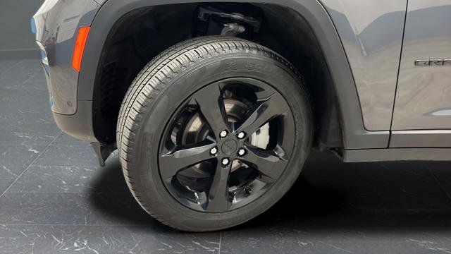 Used 2024 Jeep Grand Cherokee Limited w/ Luxury Tech Group II image 40
