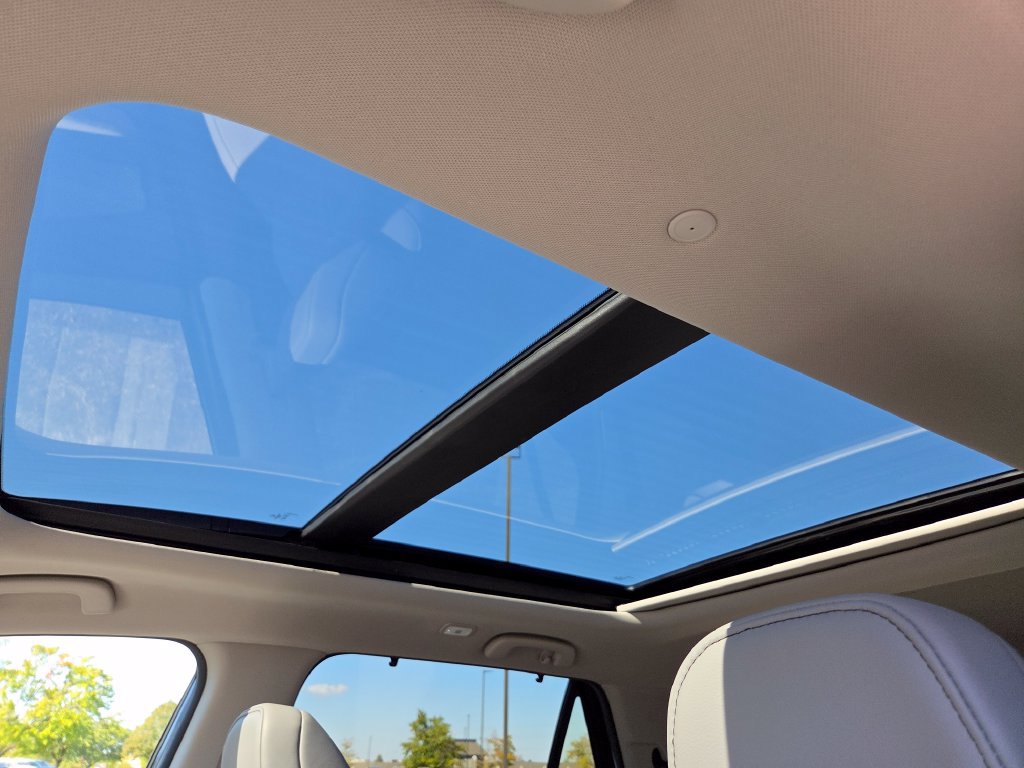 Used 2025 Honda Pilot Touring image 4