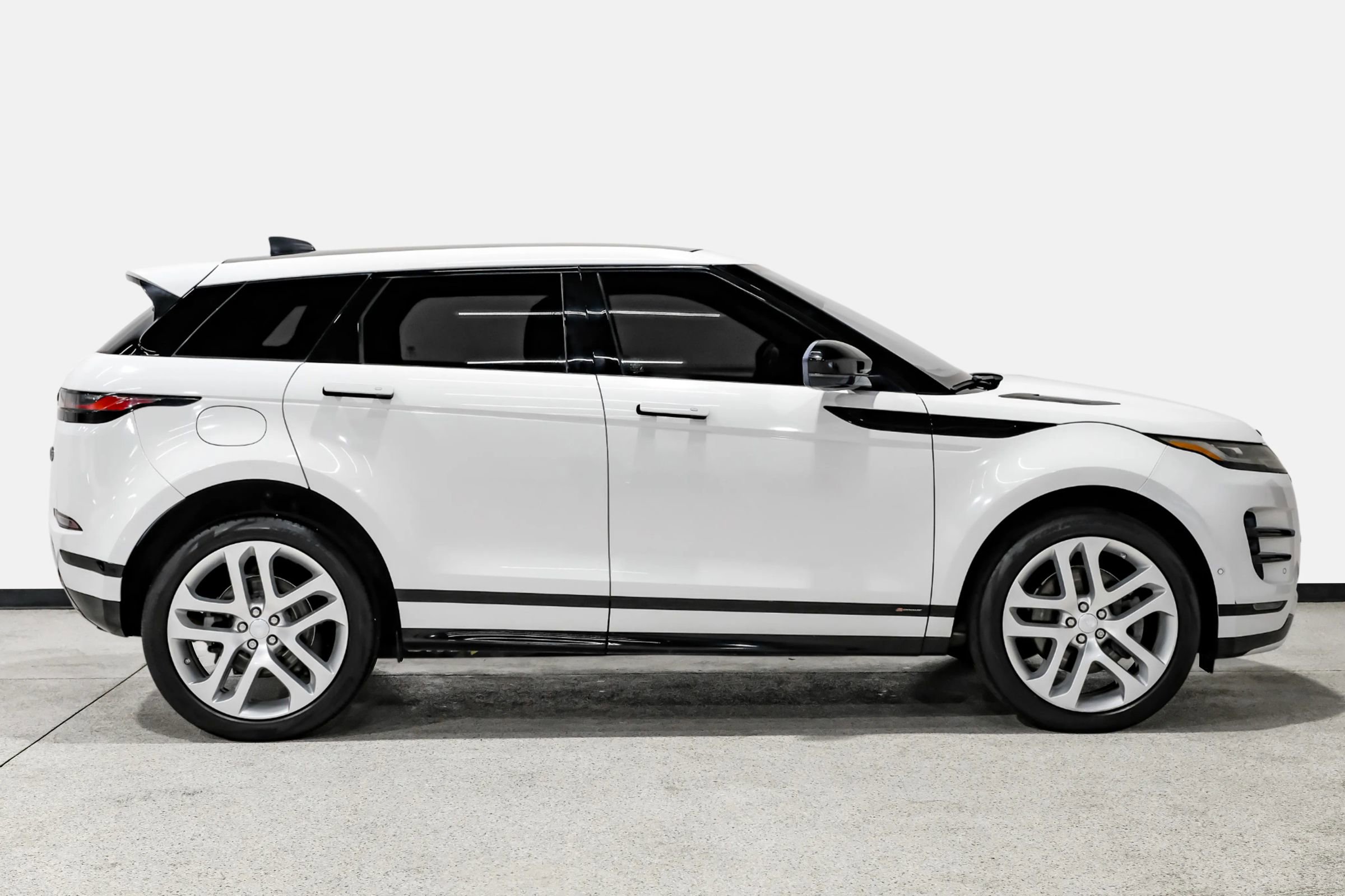 Used 2020 Land Rover Range Rover Evoque R-Dynamic SE image 5