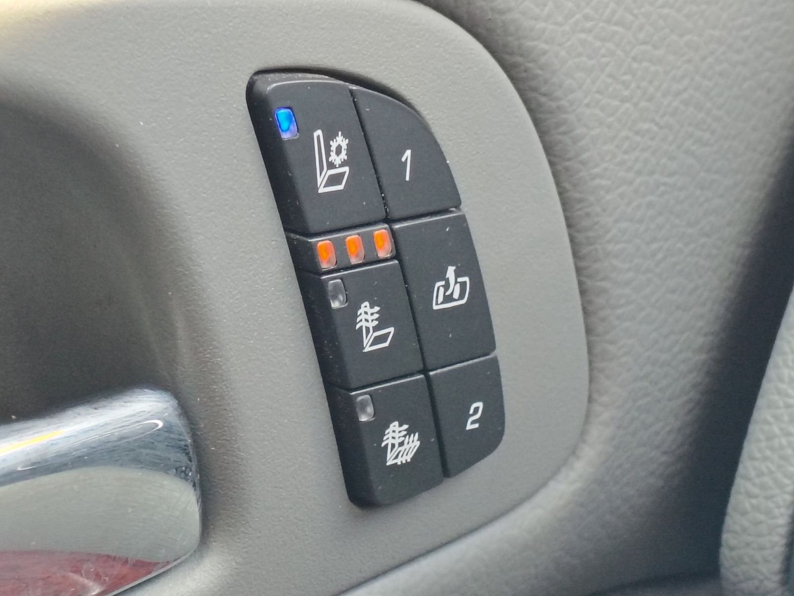 Used 2011 Chevrolet Tahoe LTZ RWD image 20