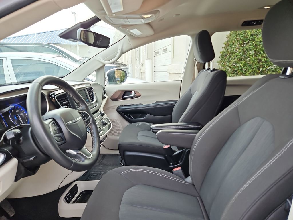 Used 2023 Chrysler Voyager LX image 22