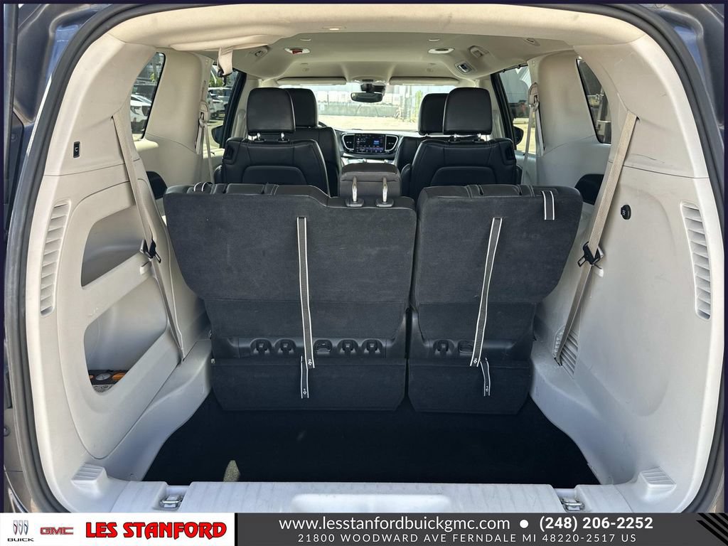 Used 2023 Chrysler Pacifica Touring-L FWD image 11