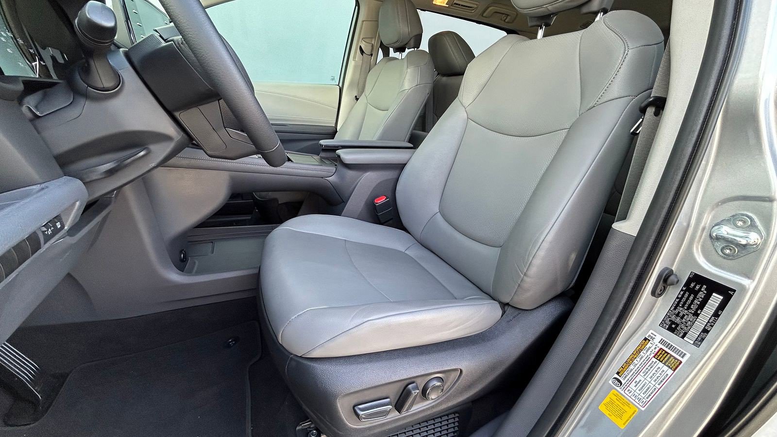 Used 2023 Toyota Sienna XLE FWD image 9