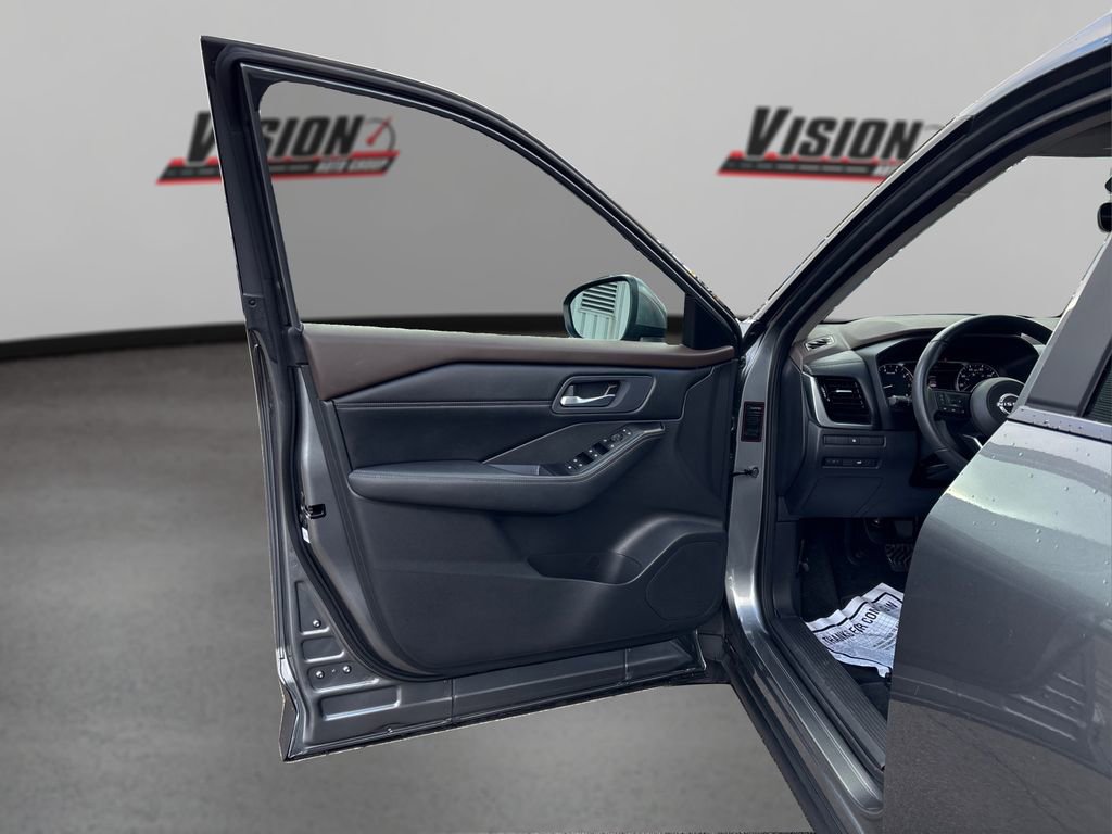 Used 2023 Nissan Rogue SV w/ SV Premium Package image 24