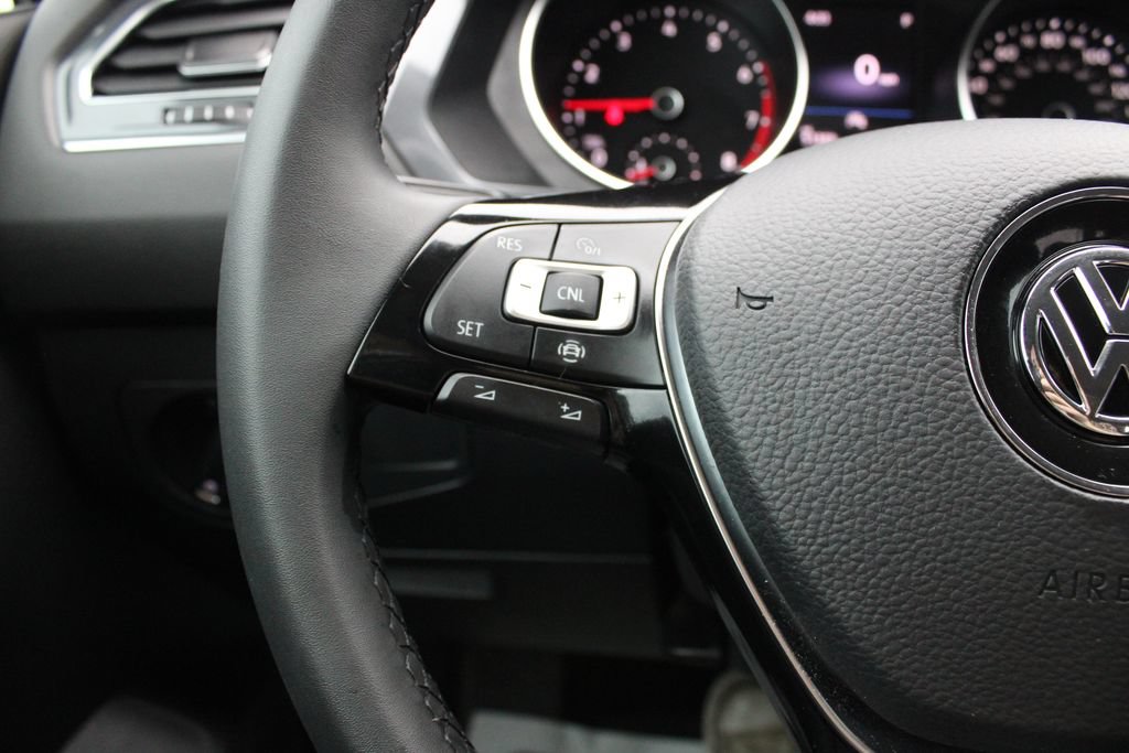 Used 2020 Volkswagen Tiguan SE AWD/4WD image 12