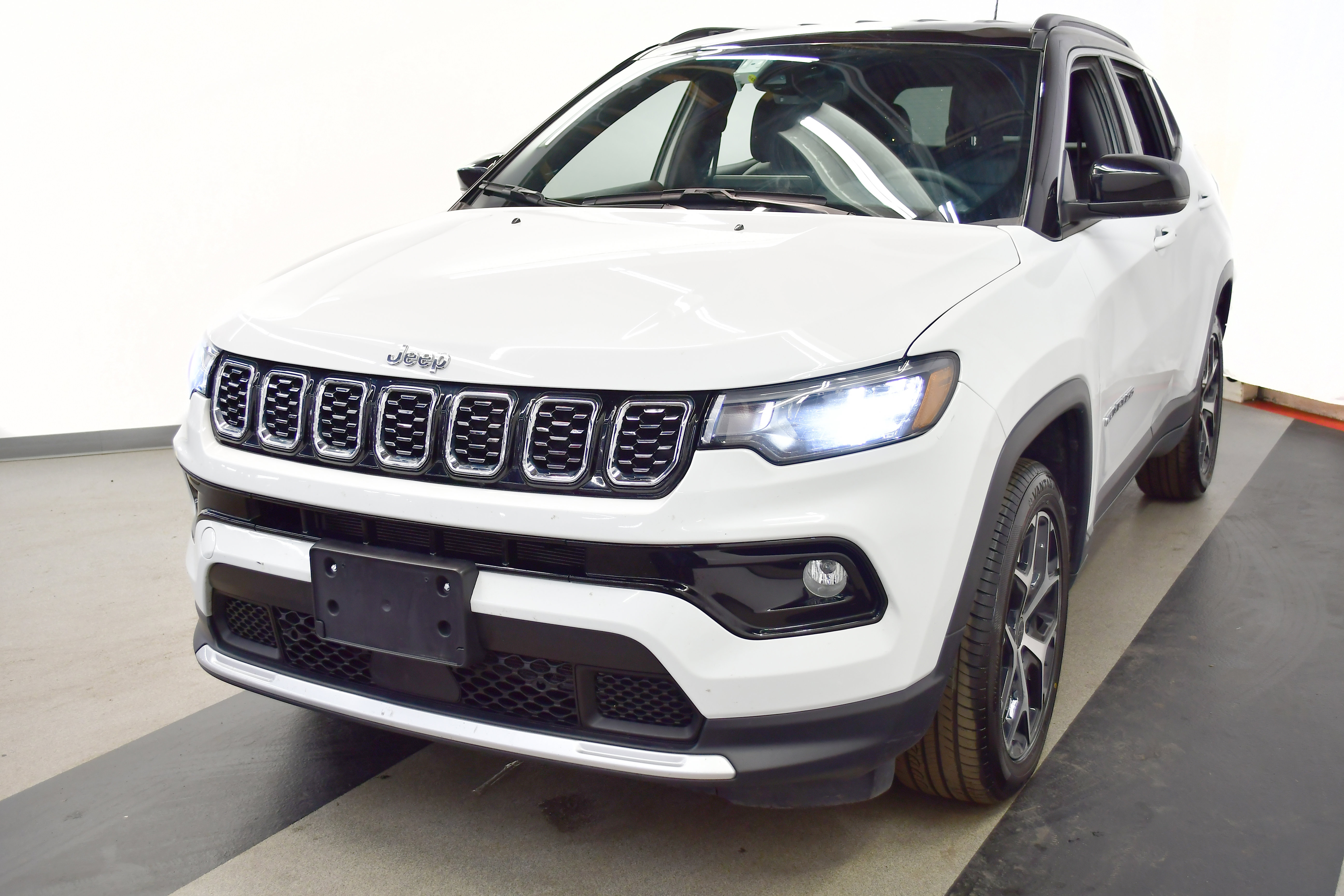 Used 2025 Jeep Compass Limited image 4