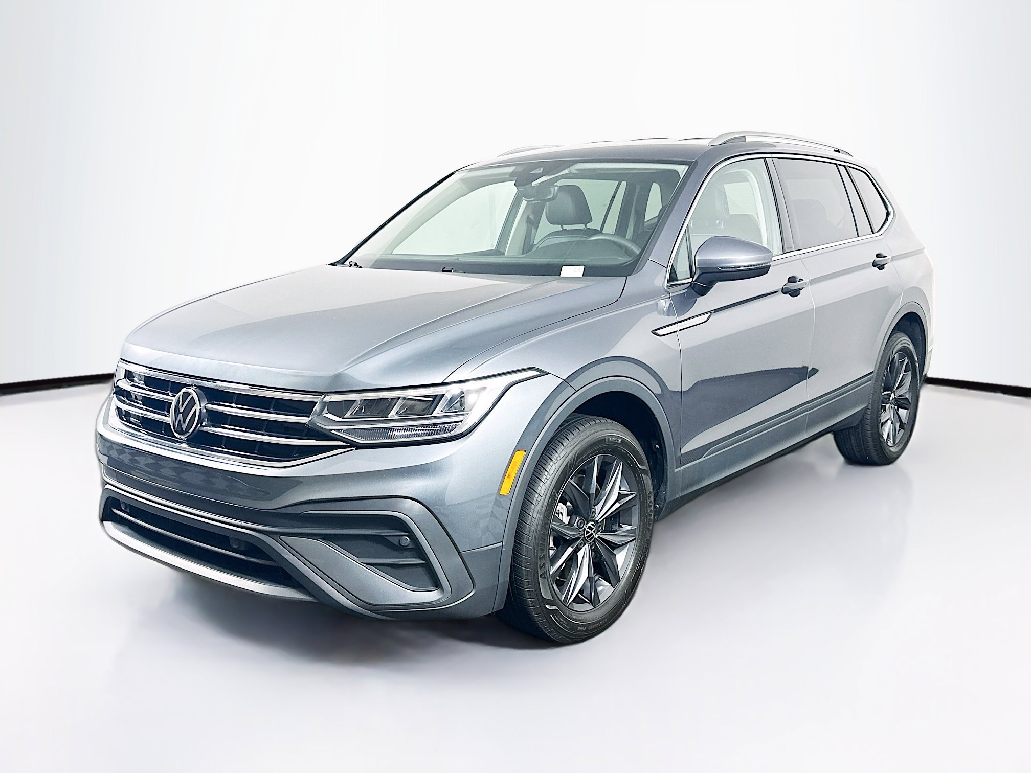 Used 2022 Volkswagen Tiguan SE image 3