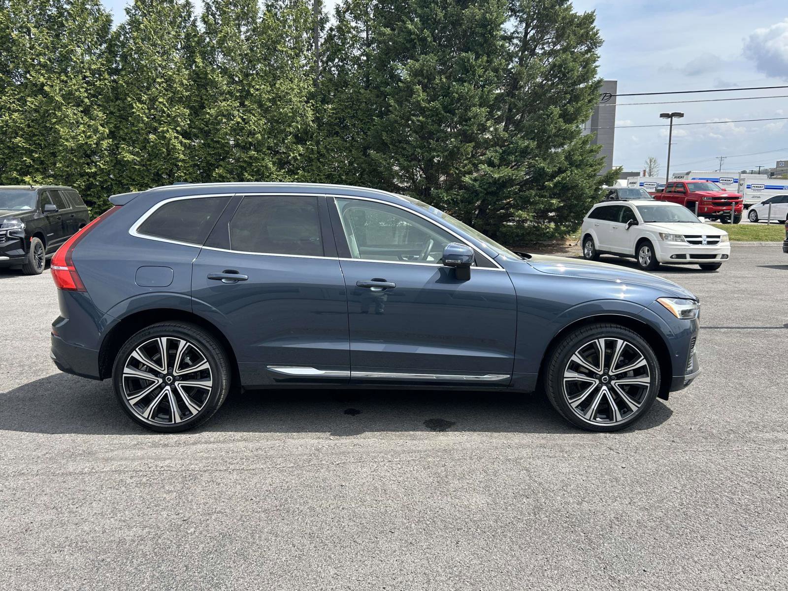 Certified 2023 Volvo XC60 B6 Ultimate w/ Protection Package Premier image 2