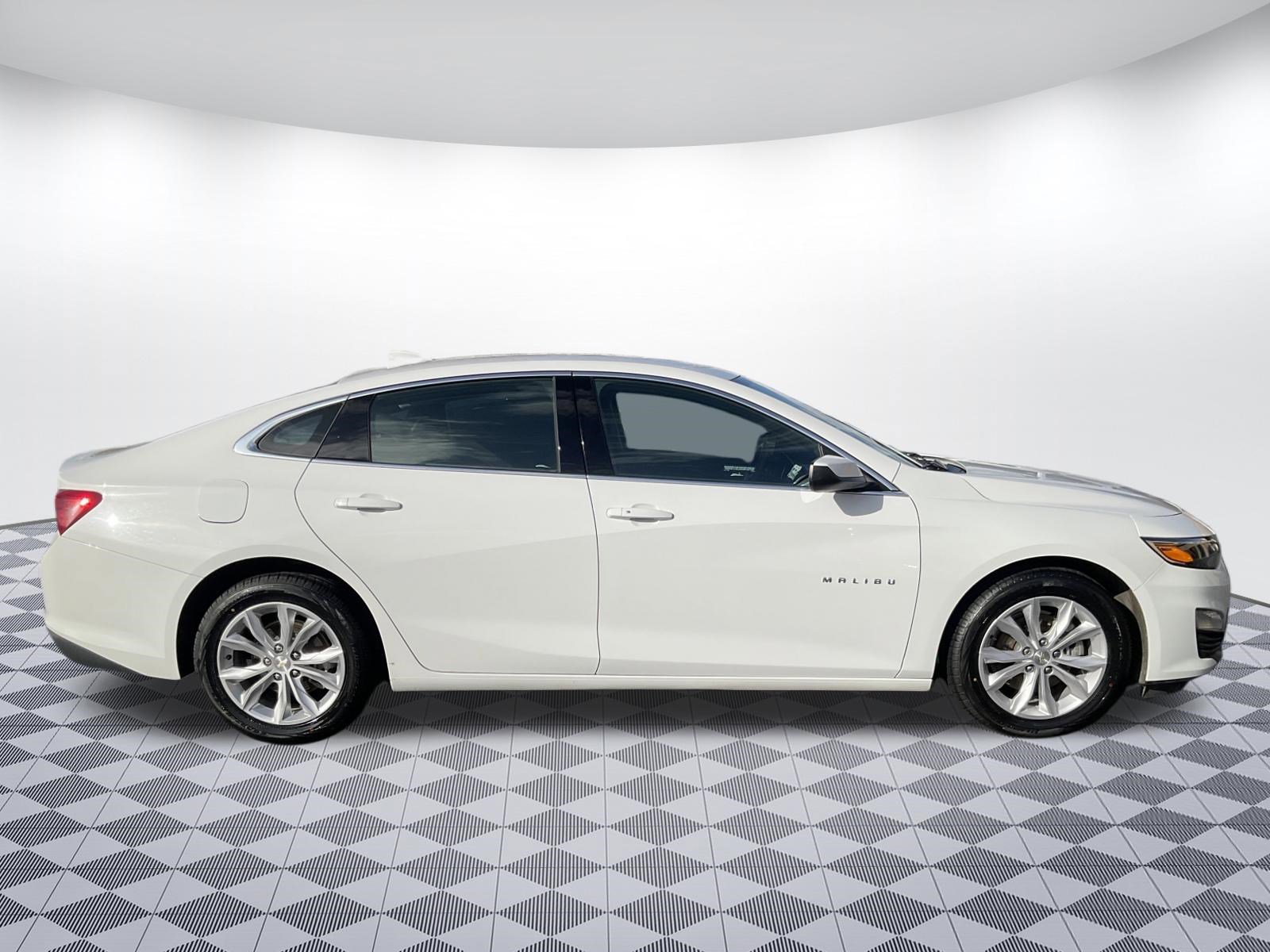 Used 2023 Chevrolet Malibu LT image 2