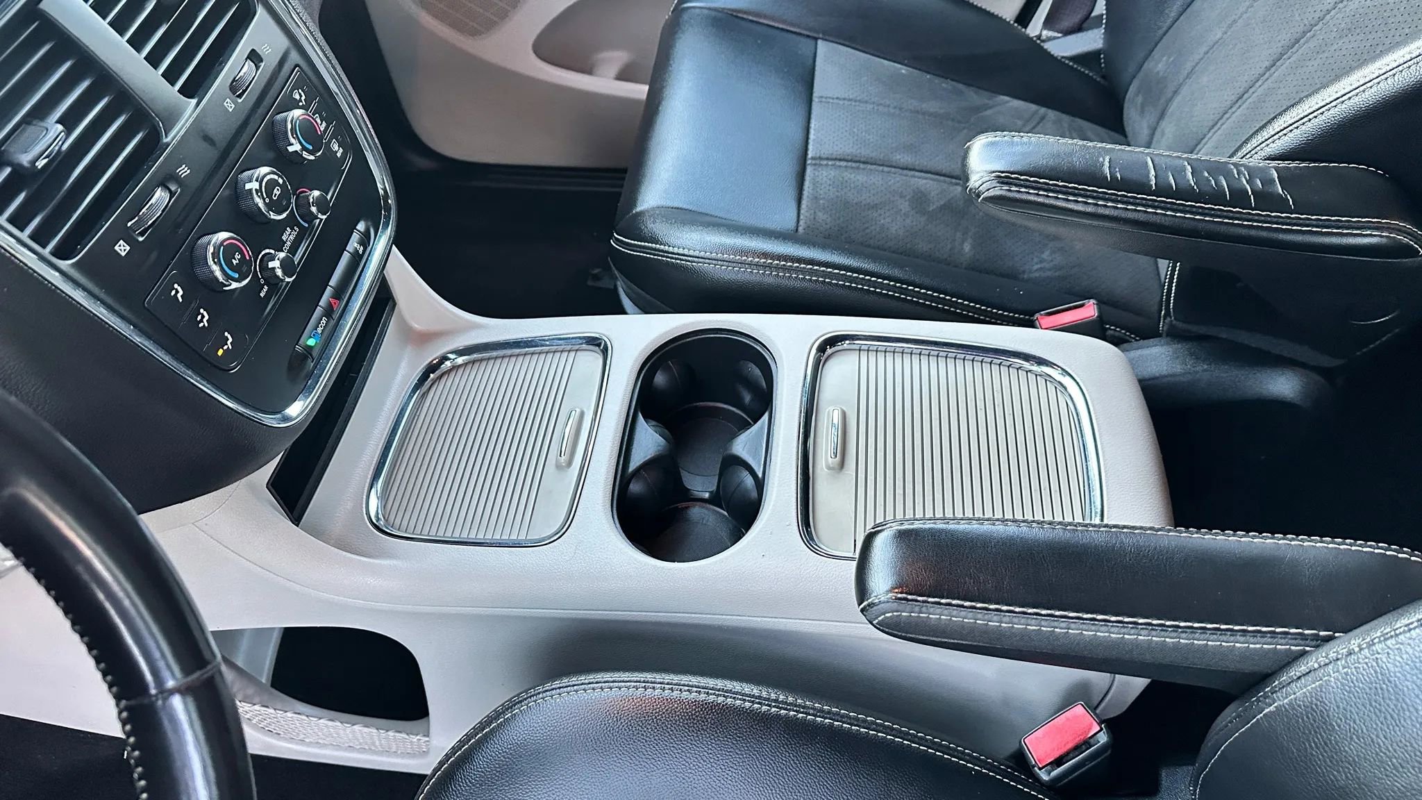 Used 2019 Dodge Grand Caravan SXT image 14