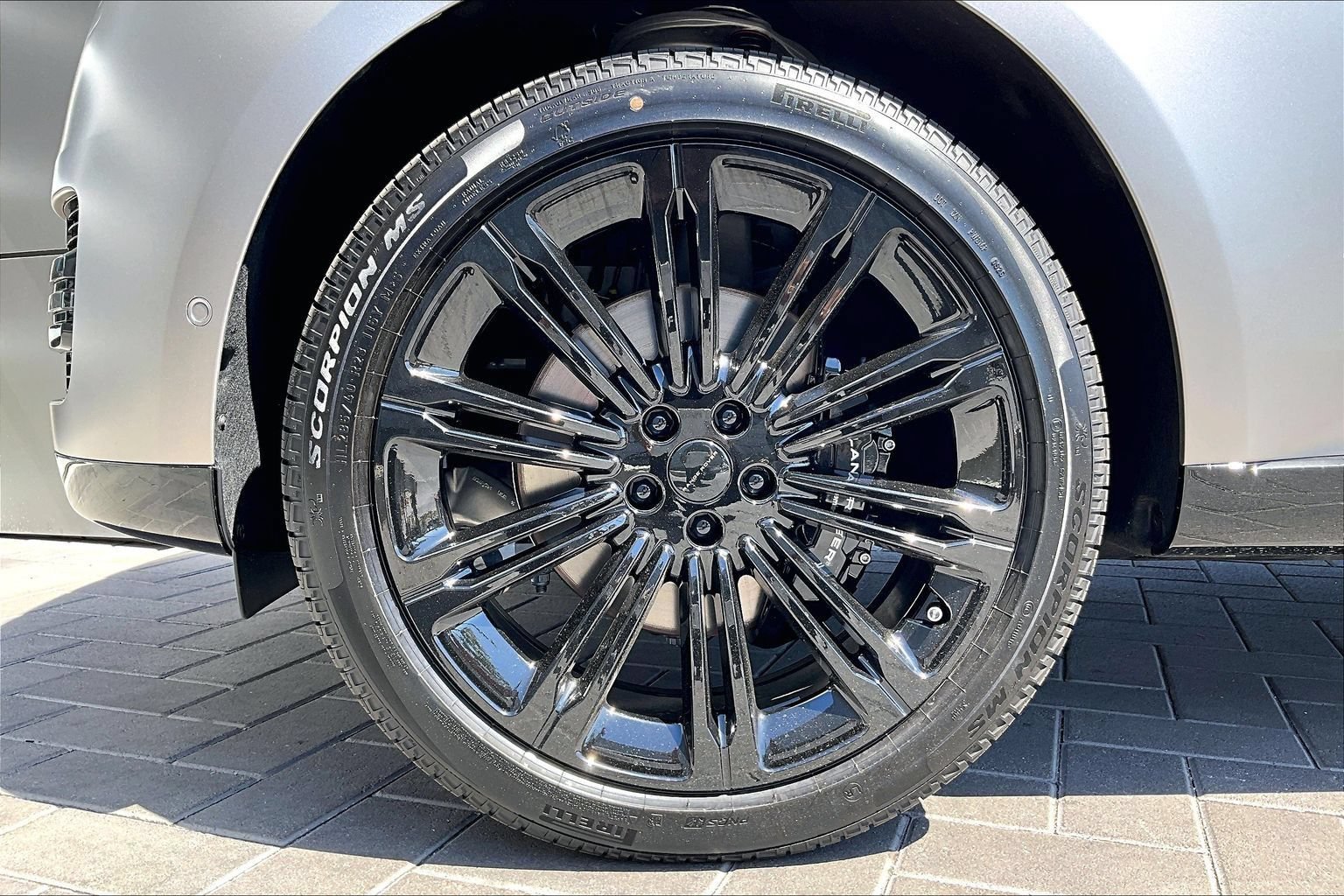 New 2026 Land Rover Range Rover Long Wheelbase SE AWD/4WD image 13
