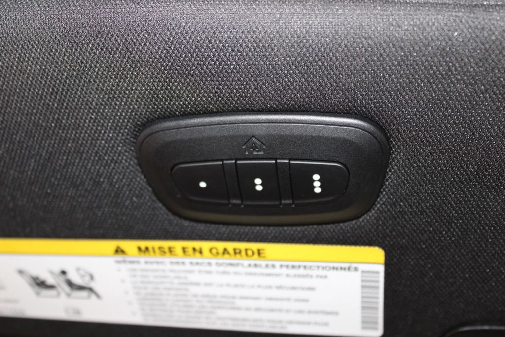 Used 2025 Chrysler Pacifica Select FWD image 48