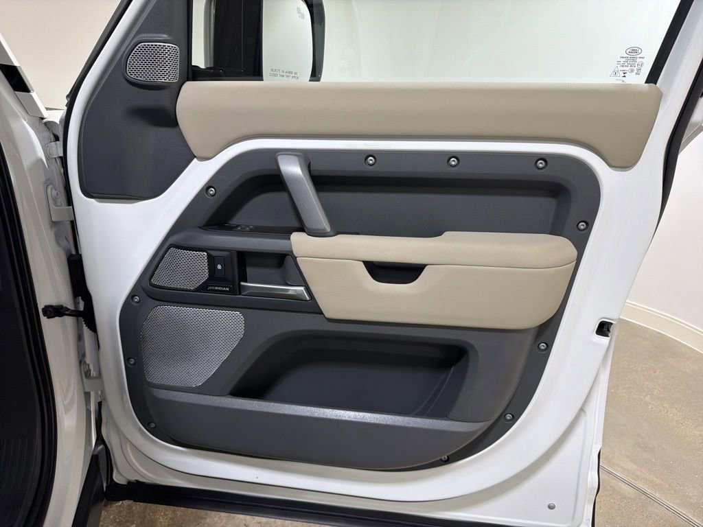 Used 2024 Land Rover Defender 130 X-Dynamic SE image 23