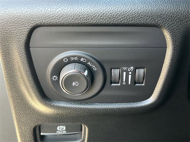 New 2025 Jeep Grand Cherokee Limited w/ Black Appearance Package image 18