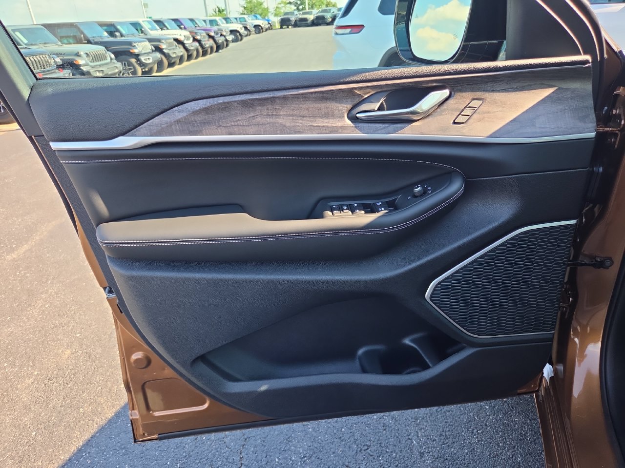 New 2027 Jeep Grand Cherokee Limited AWD/4WD image 3