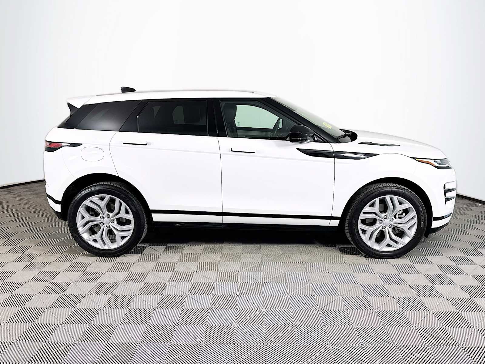 Used 2023 Land Rover Range Rover Evoque R-Dynamic SE image 4