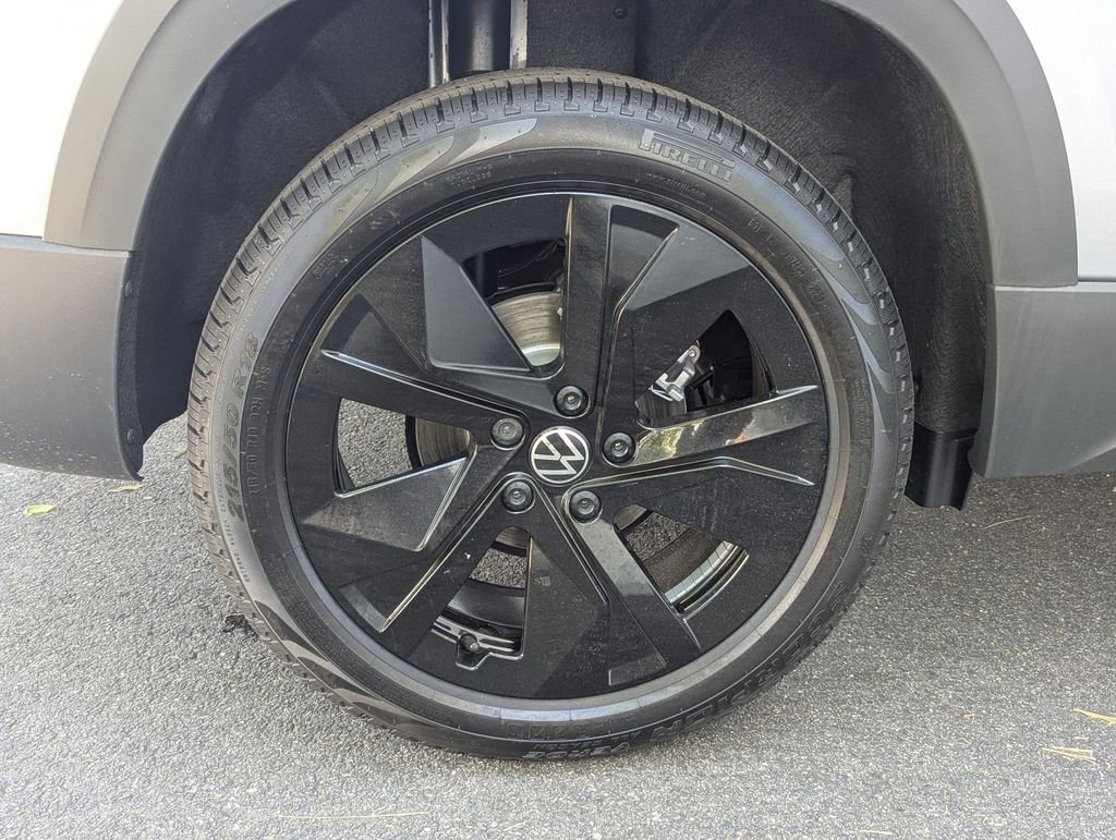 Certified 2025 Volkswagen Taos SE FWD image 22