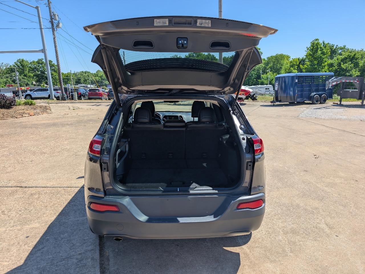 Used 2018 Jeep Cherokee Latitude Plus w/ Comfort/Convenience Group FWD image 10