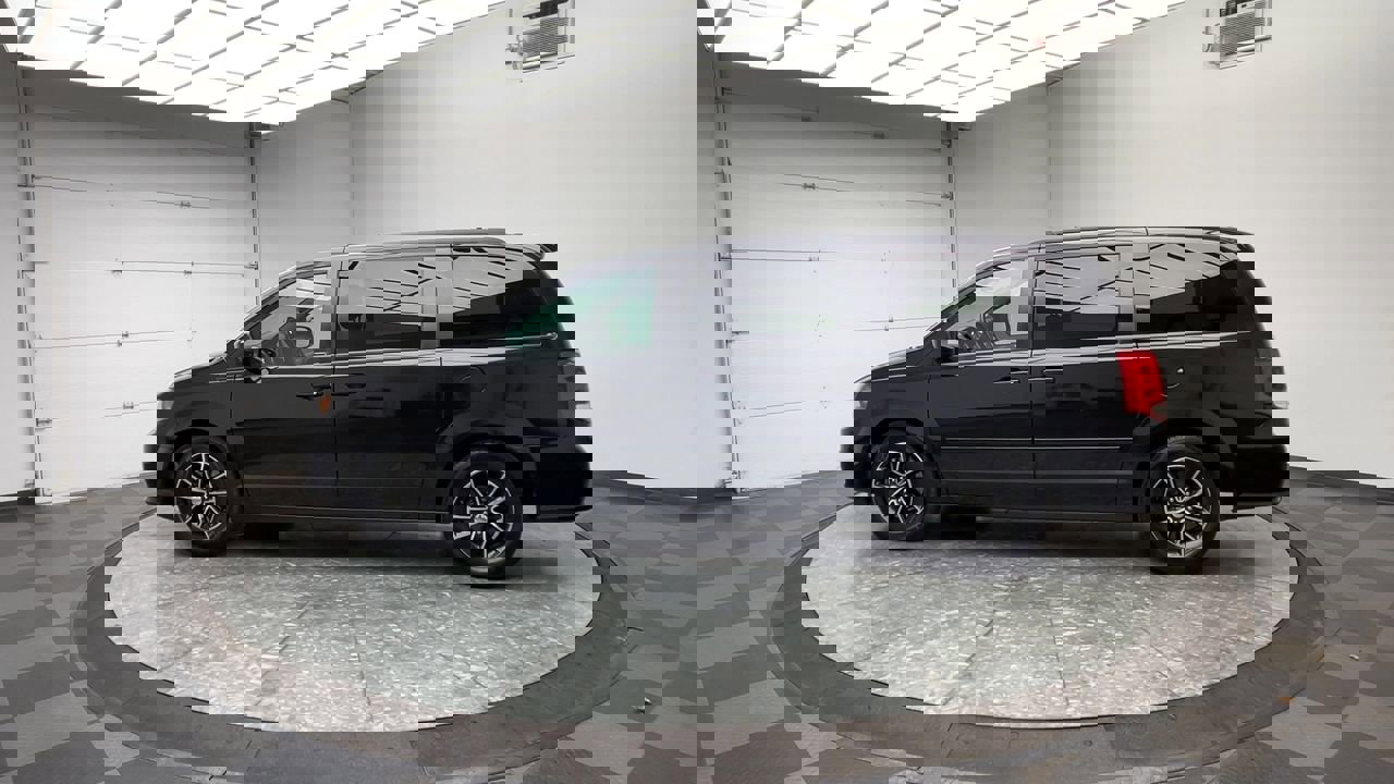 Used 2016 Dodge Grand Caravan R/T image 30