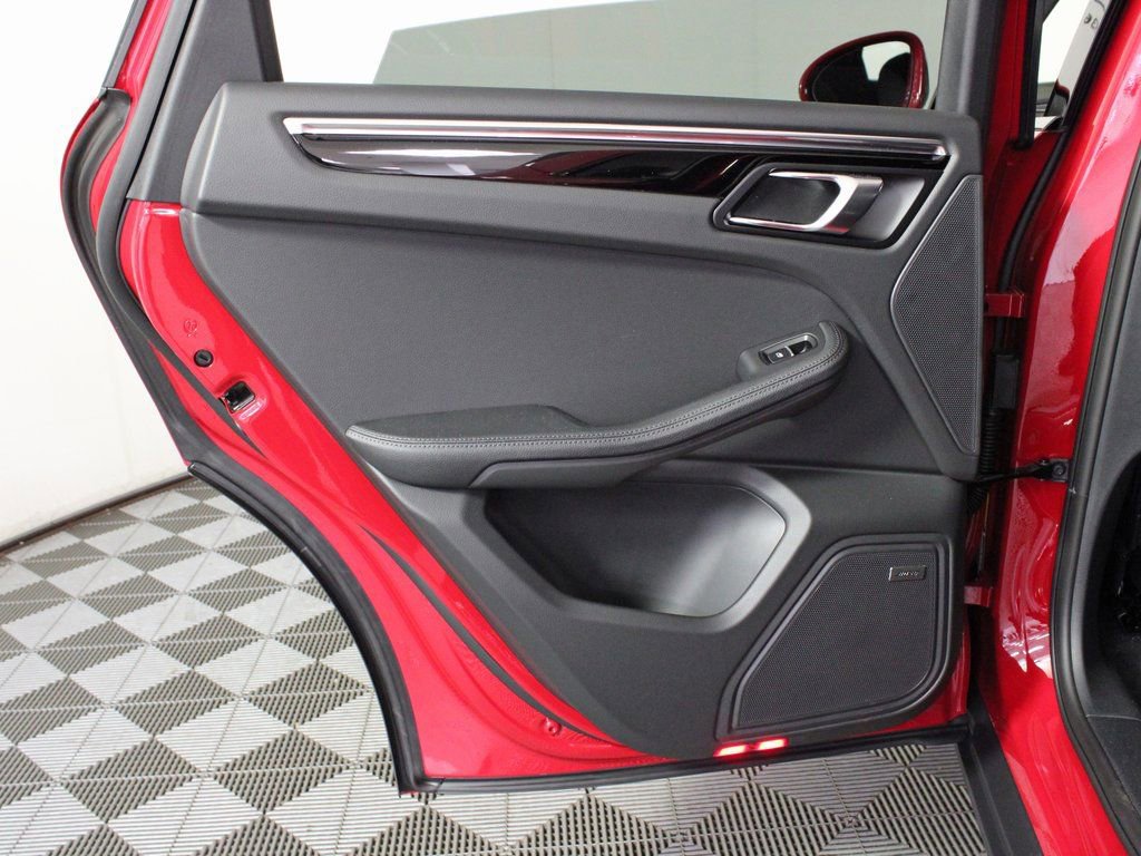 Certified 2025 Porsche Macan image 31