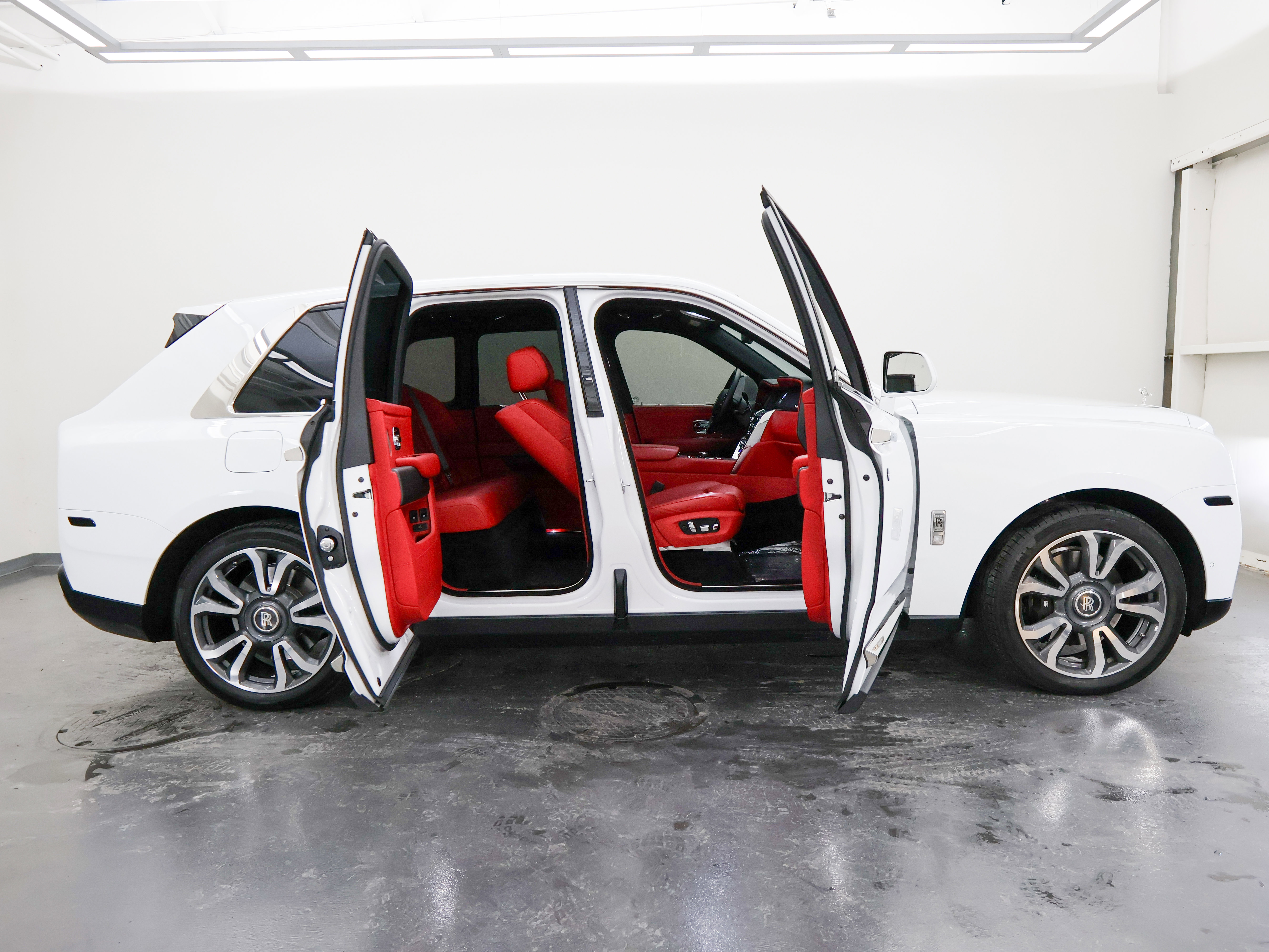 Used 2023 Rolls-Royce Cullinan image 2