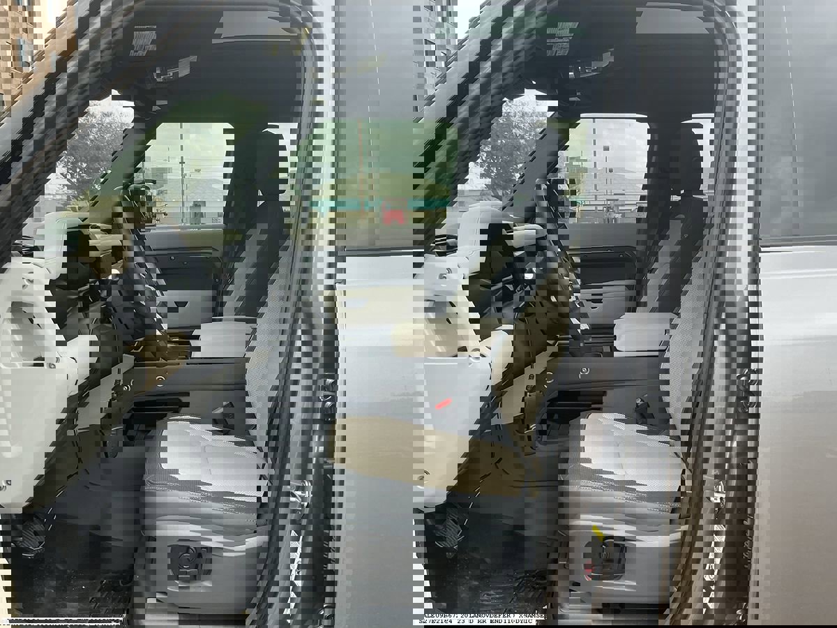 Used 2023 Land Rover Defender 110 X-Dynamic SE image 9