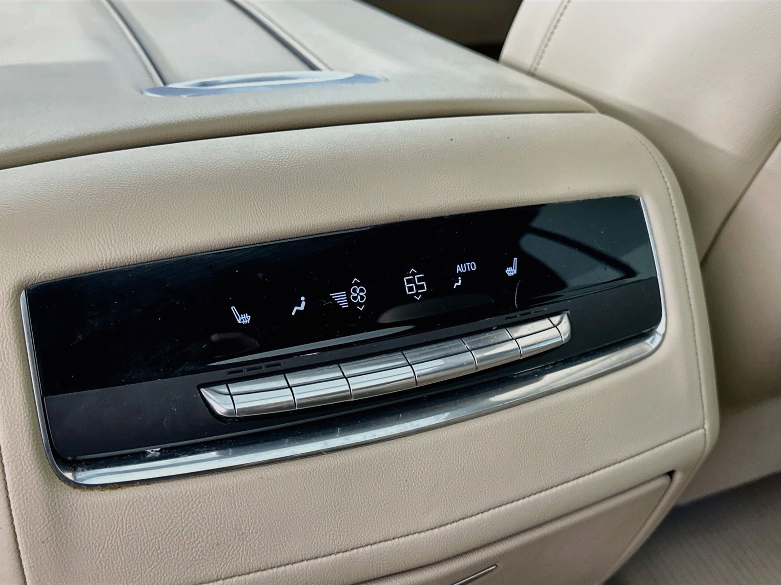 Used 2023 Cadillac Escalade Premium Luxury RWD image 37