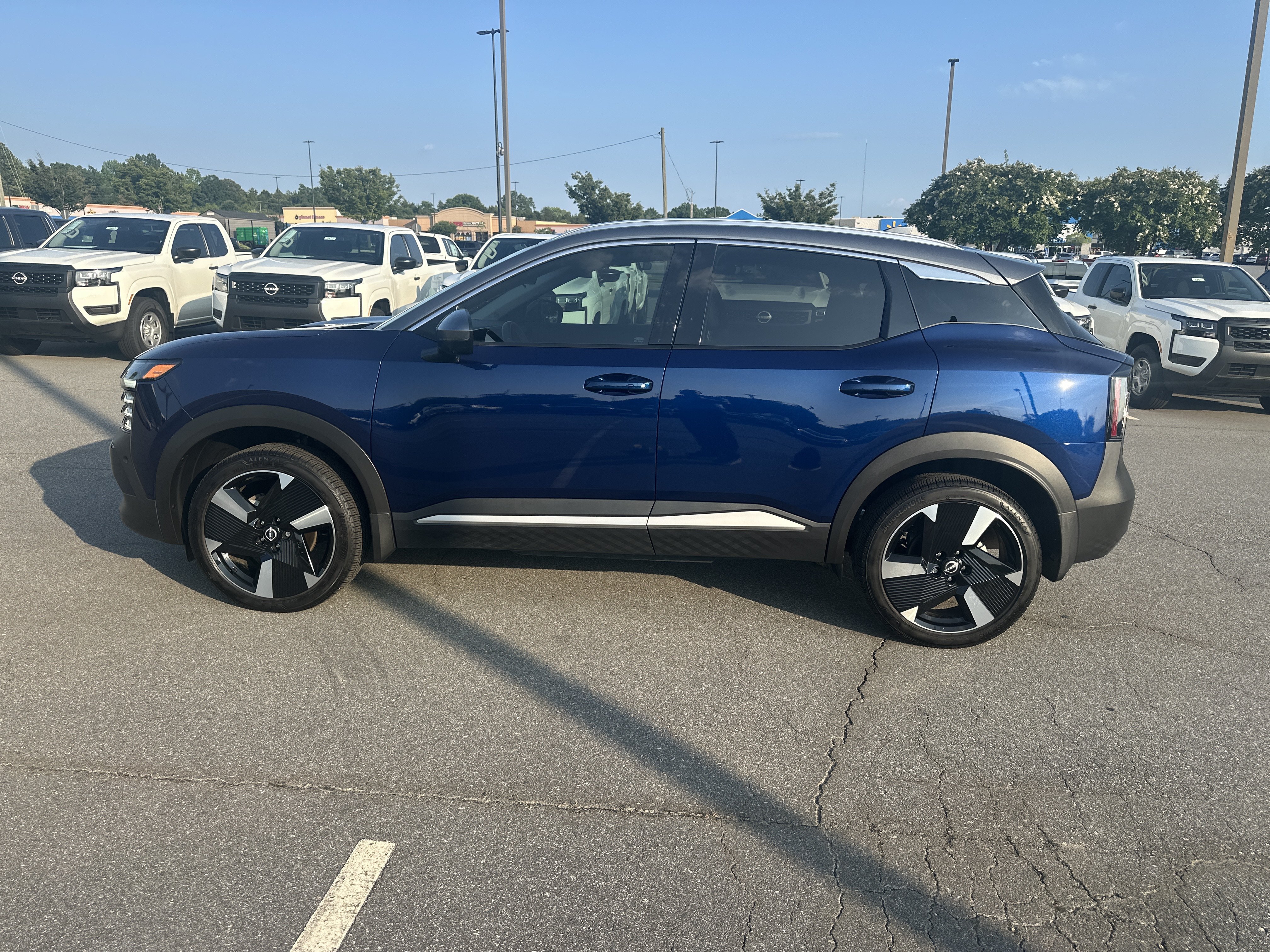 Certified 2025 Nissan Kicks SR FWD image 9