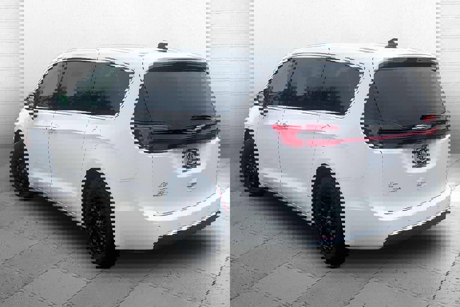 Used 2024 Chrysler Pacifica Touring-L image 10