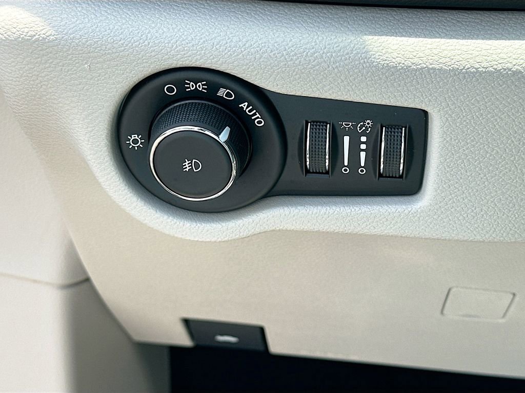 Used 2017 Chrysler Pacifica Touring-L Plus w/ Advanced Safetytec Group FWD image 10