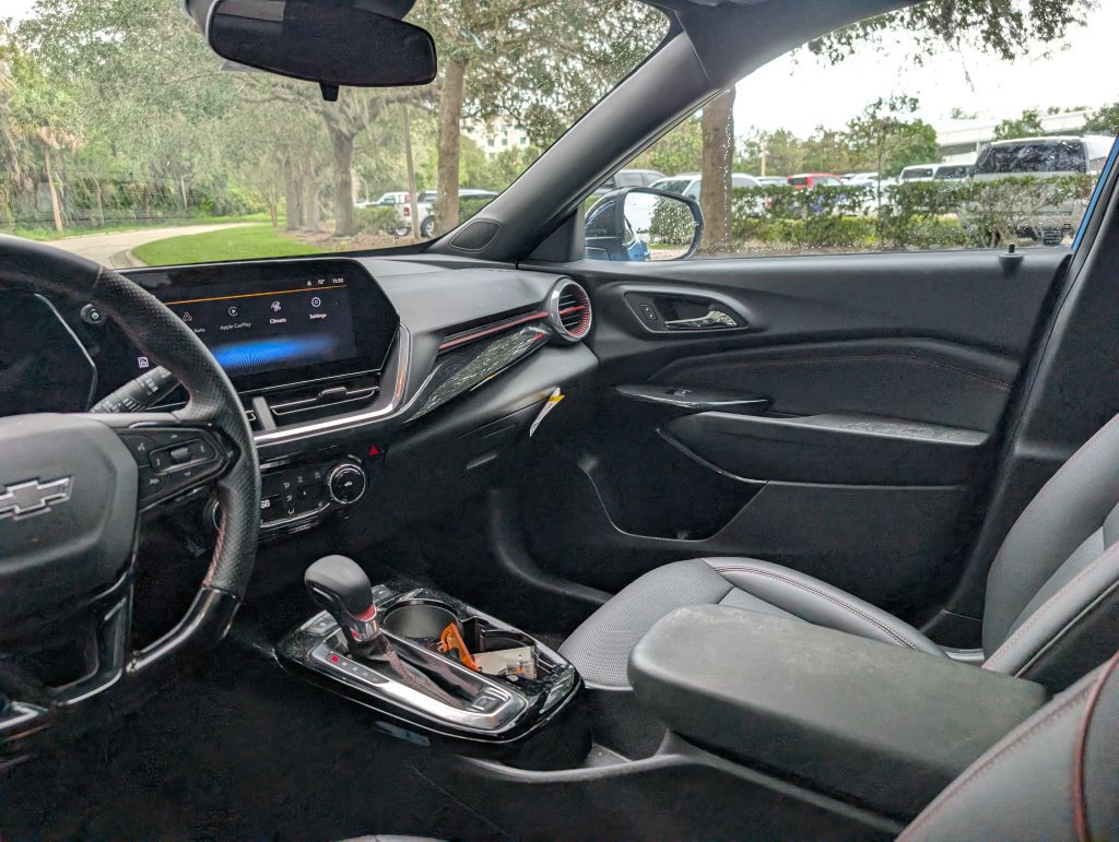 Used 2025 Chevrolet Trax RS w/ Driver Confidence Package FWD image 14